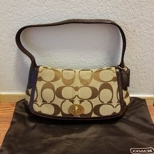 Coach K0794-11602 Signature Classic Shoulder Bag